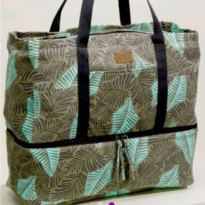 O’Neill  Olive cool it tote bag. Featuring insulated cooler.